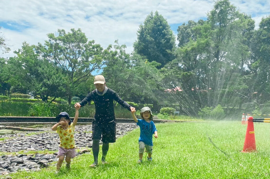 おやこ広場で水遊びしている様子